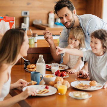 Familie beim Frühstück mit Low Carb Brot von Nutringo – gesunde Ernährung mit Genuss